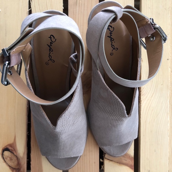 NEW UNWORN - Taupe Heeled Sandals - Size 7.5 - Picture 2 of 3